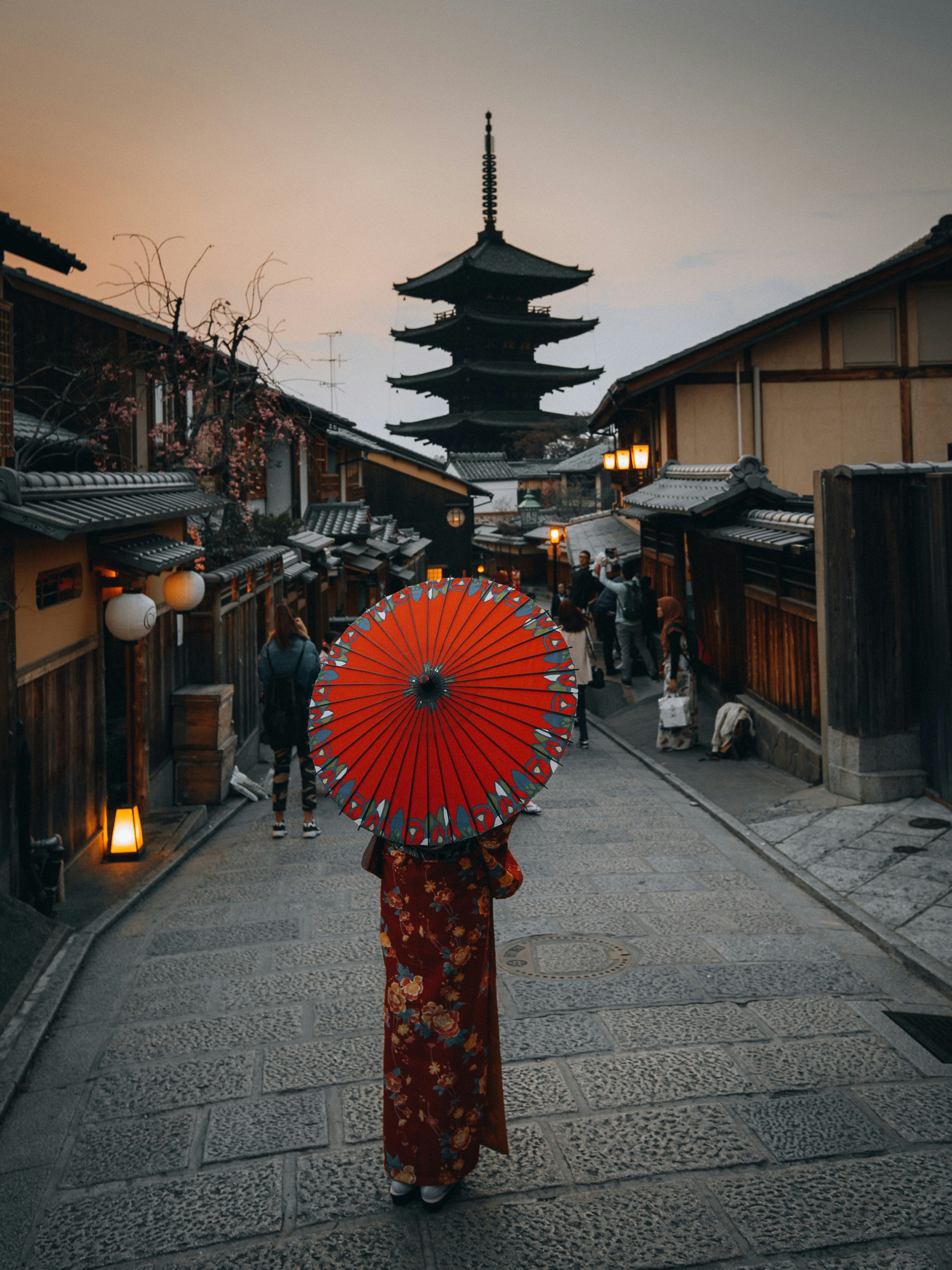京都の伏見稲荷大社や金閣寺、奈良の東大寺、日光東照宮、東京の浅草寺や明治神宮など、有名な神社仏閣を訪れる外国人観光客はとても多いです。
