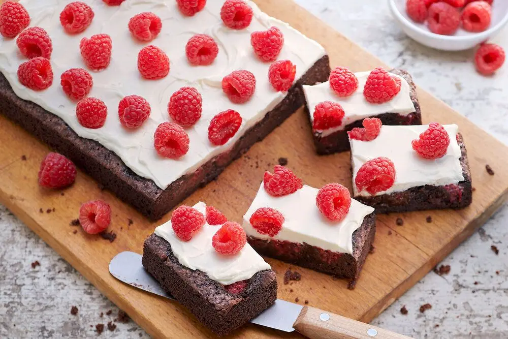 20210622_Toelle_KBI_Rezept_BrowniesFrischkaeseHimbeeren.jpg
