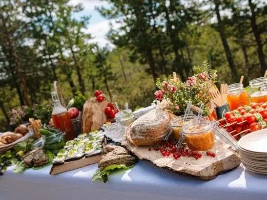 ■四季の四季の恵みが織りなすエストニアの食文化
エストニアの料理は、四季折々に森や畑からもたらされる豊かな恵みを活かしつつ、ドイツ・スウェーデン・ロシアなど周辺諸国の多様な影響を受けて独自に発展してきました。特に、寒冷な気候に適したライ麦やジャガイモ、ベリーなどの作物と、厳しい冬に備える保存食の技術は、エストニア食文化を象徴する大きな特徴といえます。

春：若芽とハーブ、そして樹液が告げる目覚めの季節
野生のニンニクやソレル（スイバ）、イラクサといった若芽が食卓を彩り、シラカバやカエデから採れる樹液もこの時期ならではの楽しみです。ラディッシュやルバーブの爽やかな酸味やほどよい辛味が、春の味わいをいっそう引き立てます。

夏：束の間の陽光に恵まれた豊かな食材
柔らかな新ジャガイモやバターでソテーしたアンズタケは、夏の定番として親しまれています。森や庭で採れるベリー類はジャムやジュースに加工され、養蜂も盛んなため黄金色のハチミツも人気。短い夏を満喫しようと、アウトドアでのグリルやピクニックを楽しむ文化が根付いています。

秋：収穫を祝う彩り豊かな季節
穀物やジャガイモ、キャベツ、ビーツ、ルタバガなどの根菜類が豊富に収穫され、タマネギやニンニクは編み込んで冬に備えます。リンゴやプラムなど果物も多彩で、台所には秋ならではの豊かな彩りが広がります。

冬：厳しい寒さを乗り切る濃厚で滋味深い料理
極寒の冬には、こってりとした料理や甘いものが恋しくなります。伝統のライ麦パン（黒パン）に塩漬けや燻製の脂身を合わせたり、脂の乗った豚肉や魚（サーモン、ニシン）を使った料理が多くの人に好まれ、クリスマスには血のソーセージが食卓を飾ります。
