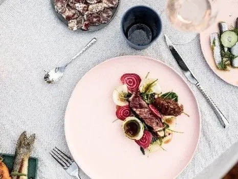 自然派・オーガニック志向への対応

エストニアでは抗生剤不使用の家畜飼育や国産穀物へのこだわりなど、素材の純度とトレーサビリティを重視。EU基準の厳格な衛生管理の下、健康志向とオーガニック需要に応え、高品質な食づくりが実践されています。最新テクノロジー導入にも積極で、高付加価値製品が生み出されていますこうした姿勢が価値を支えています。