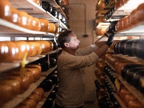 エストニアの食品産業：伝統と先端技術の融合

欧州伝来の醸造技術や保存食文化をベースにしつつ、最新テクノロジーを導入した効率的で衛生的な生産を実現。EU基準の厳格な品質管理と若いイノベーターの活躍が重なり、伝統と革新が融合した高付加価値な食品が国内外で注目を集めています。ICT分野の発展も後押しし、欧州での関心も高まっています。新市場展開中。