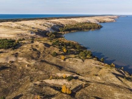 【クルシュー砂州】バルト海からの風と潮が運ばれることによって形成されたヨーロッパ最大の砂州。約5000年前には存在していたという記録があります。南端にはヨーロッパ最大のニダ砂丘があり、観光地として有名です。侵食や森林破壊など様々な問題に直面しつつも、植林や緑化運動などを行い、人々が暮らす中で維持されているという文化的景観が評価されてユネスコ世界文化遺産に登録されています。