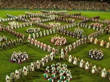 【歌と踊りの祭典】4年に一度行われるこの祭典は、リトアニアの人々が100年受け継いできた歌と踊りを披露する最も重要な伝統文化の一つです。この日は、世界中のリトアニア人コミュニティから何万人もの参加者が集います。この祭典はユネスコ無形文化遺産に登録されています。