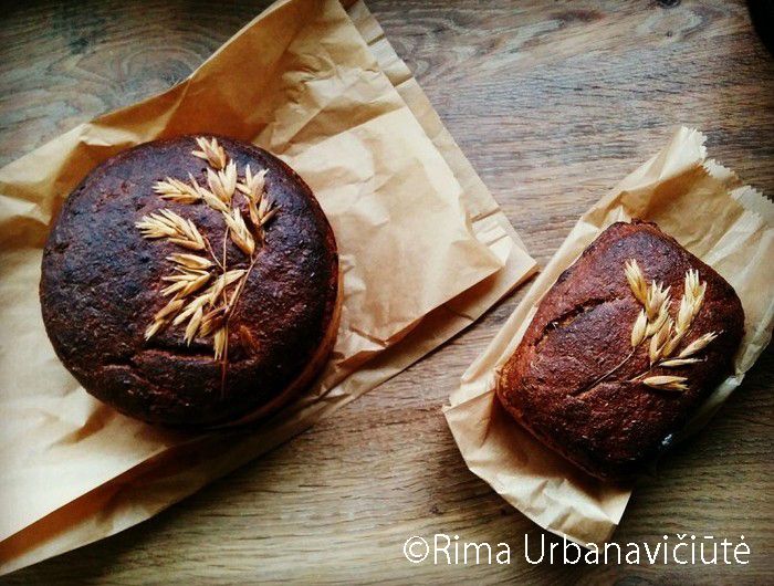 【黒パン(ドゥォナ)】
リトアニアではライ麦を使った黒パンが、日本のお米のような重要な役割を果たしています。イーストを使わず、ずっしりとした重みがあり、マイルドな酸味が特徴で、クリームチーズや、イクラ、バター、燻製ベーコンなどをのせて食べます。リトアニア語で9月は「ライ麦を蒔く月」、8月は「ライ麦を刈る月」といい、9月に蒔かれた種は冬を越して8月に収穫されます。
ライ麦の他に、よく食べられている穀物には小麦、大麦、オーツ麦、蕎麦があります。これらの実を茹でてお粥にし、バター、砂糖、ジャムを入れると最高に美味しい朝ごはんになります。