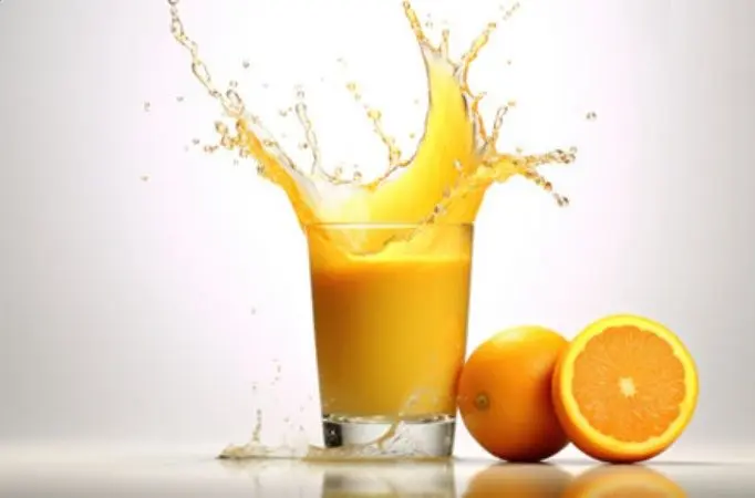 オレンジジュース 白い背景にグラスから飛び散る新鮮な-2.jpg