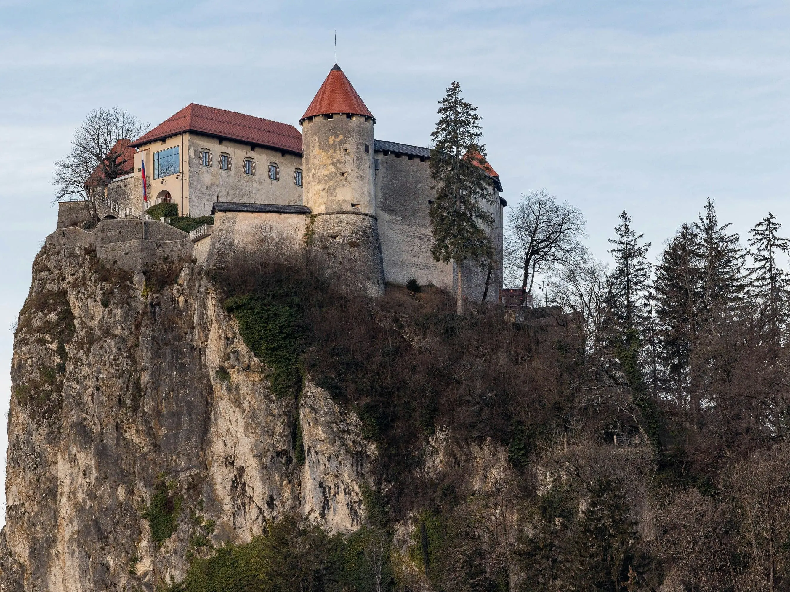 【ブレッド城】スロベニア北西部のブレッド湖を見下ろす断崖の上にそびえ立つ中世の城です。スロベニアで最も古い城の一つとされ、その歴史は11世紀にまで遡ります。息を呑むほど美しいブレッド湖と、湖に浮かぶブレッド島を望む絶景スポットとして、多くの観光客を魅了しています。