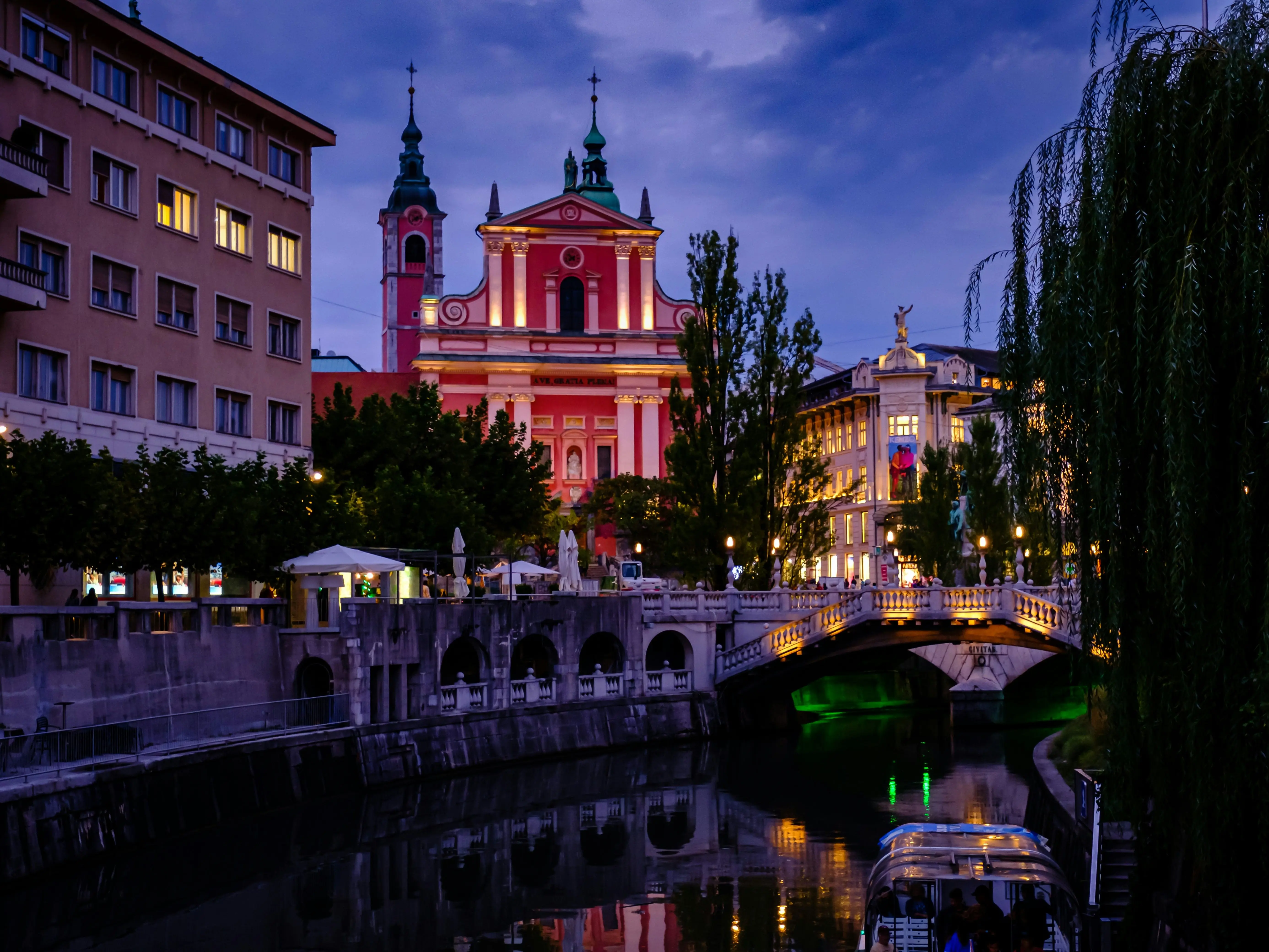 【リュブリャナ城】スロベニアの首都リュブリャナの中心部を見下ろす丘の上にそびえ立つ歴史的な城です。リュブリャナ城の起源は11世紀に遡り、中世の要塞として建てられました。その後、幾度かの増改築を経て、16世紀から17世紀にかけて現在の姿になりました。長い歴史の中で、その度に改修されてきたため、様々な建築様式が混ざり合っています。