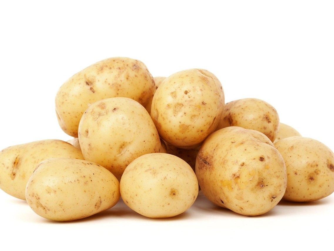 スロベニアの主食は、ジャガイモが万能です。主食としてだけでなく、スープやシチュー、サラダ、そしてメインディッシュの付け合わせなど、様々な形で登場します。パンは、ライ麦パン、小麦パン、全粒粉パンなど種類が豊富です。 また、スロべニアはヨーロッパでも有数のそばの生産地であり消費国です。そば粉を使った料理は、スロベニアの伝統料理として、特に北部地域でよく食べられています。