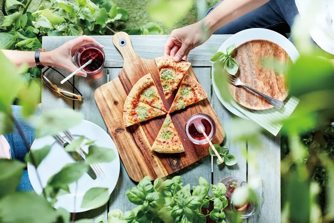 ストランテピザは、ドイツのヴィットリッヒとヴィッテンブルクにある 2つの工場で毎日約23 0万枚生産されています。 ヨーロッパN o .1ピザは本場レストランの味をご家庭で楽しめます。