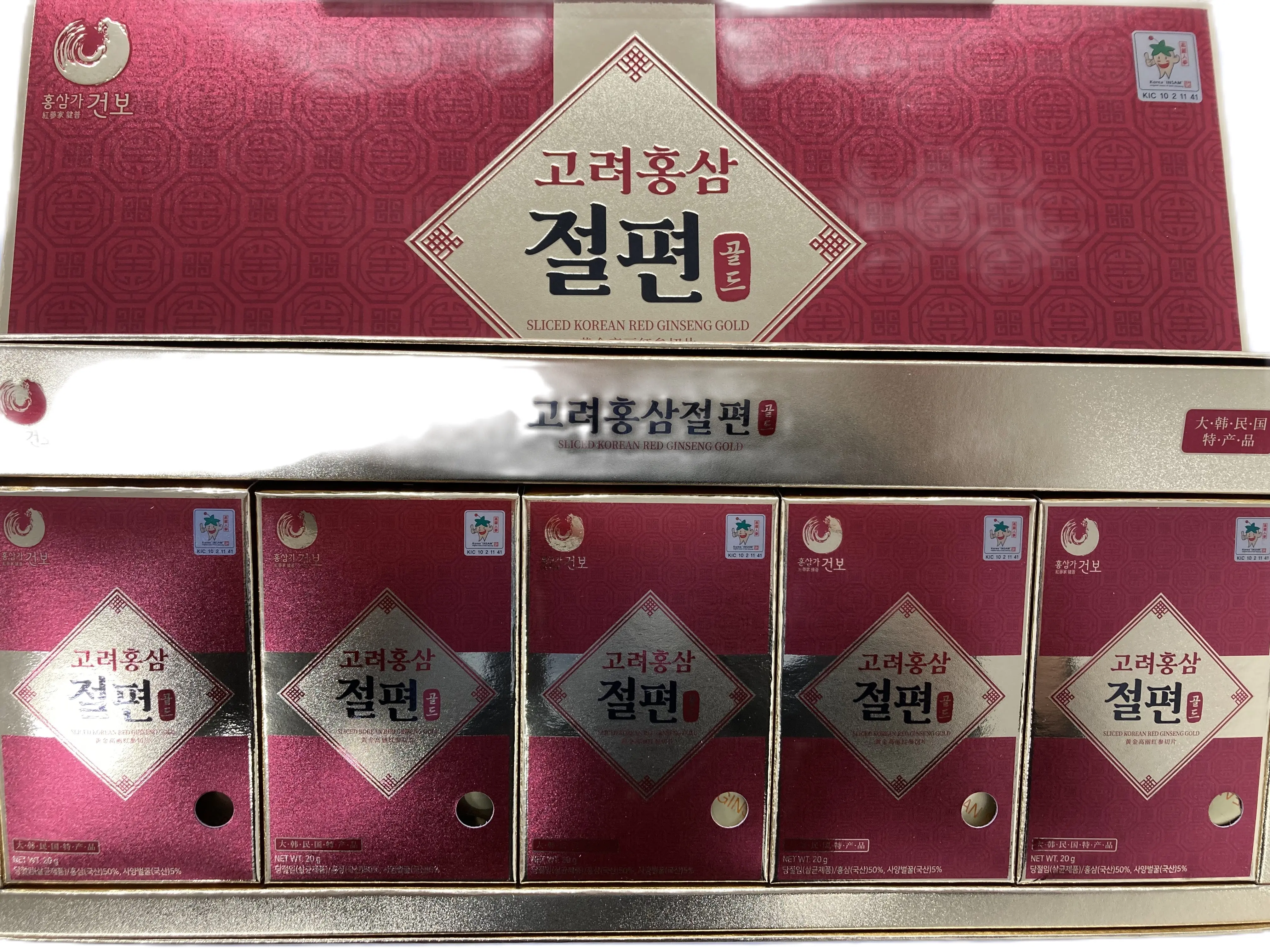 高級感のあるパッケージで贈り物に最適な商品です。