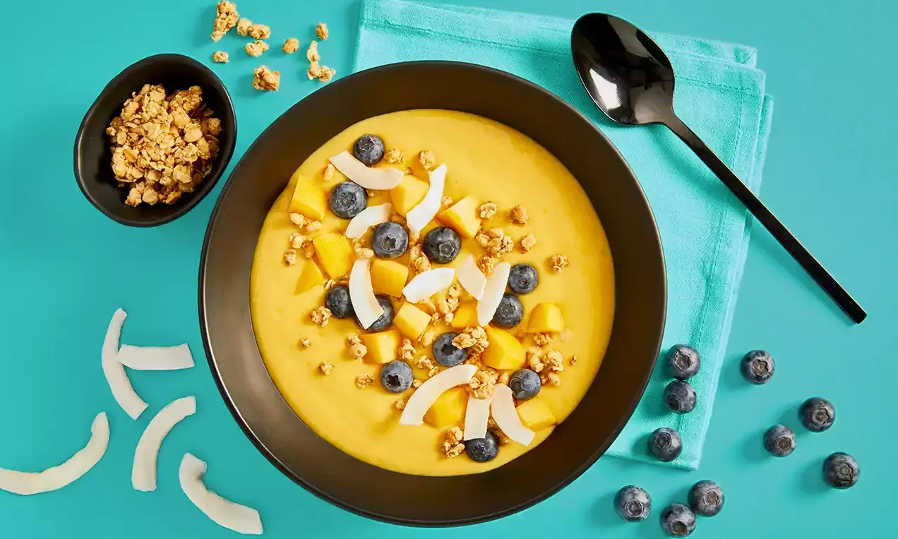 protein-smoothie-bowl-mit-mango-und-ananas-quer-heller-ausschnitt.jpg