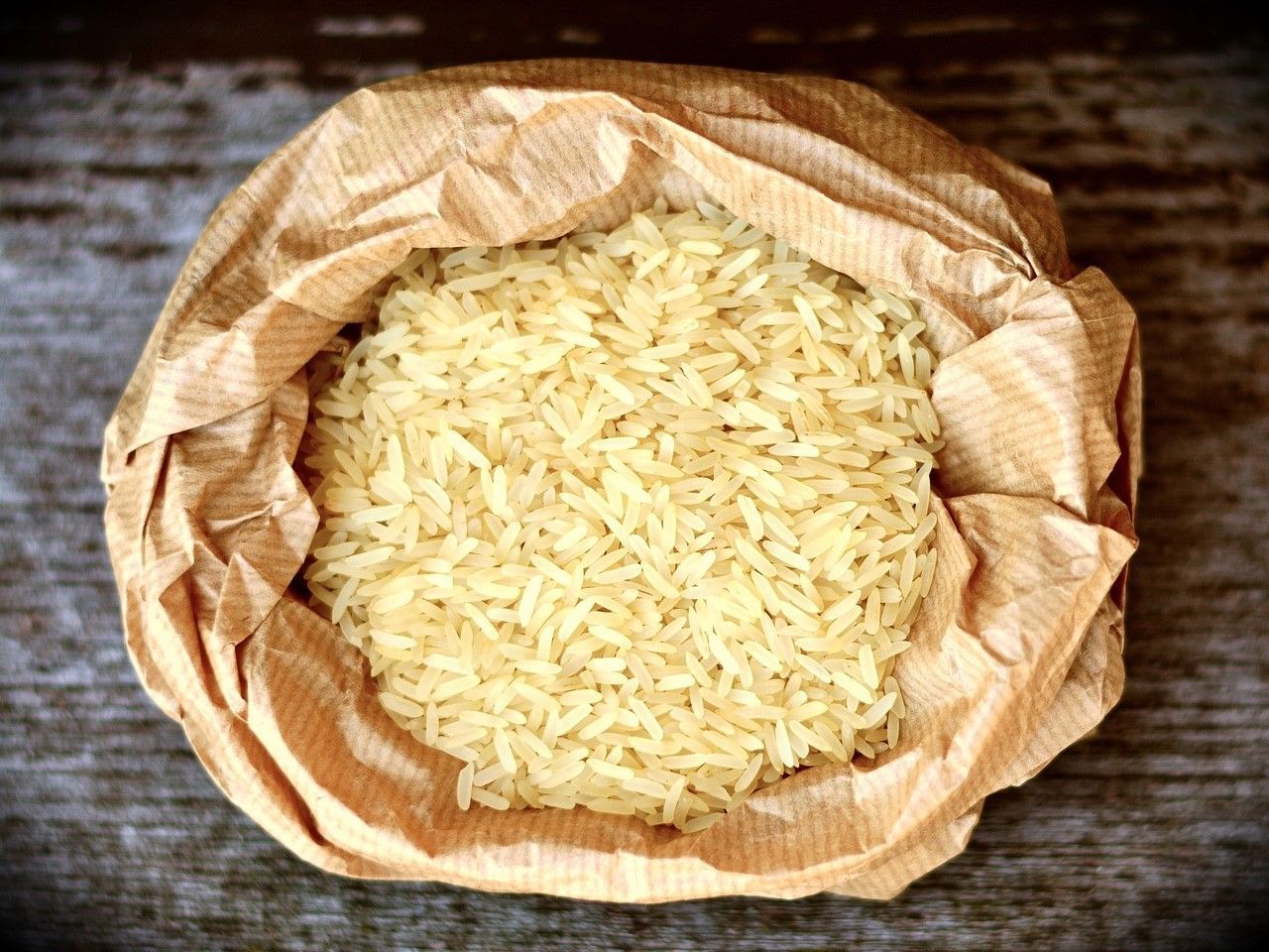 ブルネイの主食は米とサゴが中心で、シンプルながらも深い味わいが楽しめる料理が多いです。都会では米が圧倒的に普及していますが、農村部では今もサゴを使った伝統食が愛されています。