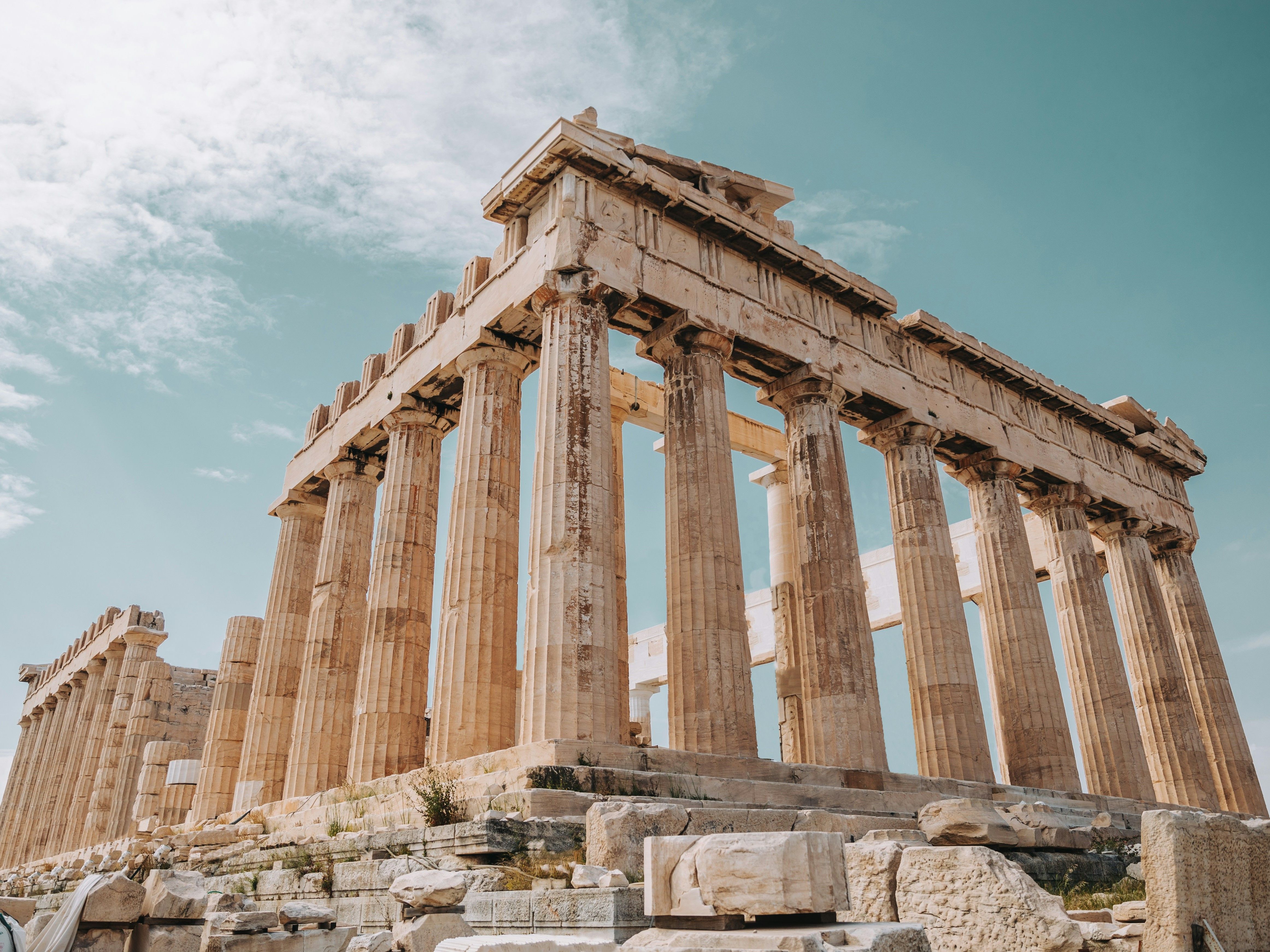 ギリシャはヨーロッパ南東部に位置し、バルカン半島の南端に広がる国です。地中海に面しており、海と島々が豊富な風光明媚な場所として知られています。ギリシャは歴史的に東西文化の交差点であり、ヨーロッパ、アジア、アフリカからの影響を受けています。古代ギリシャ文明はこの地で栄え、世界の歴史に大きな影響を与えました。